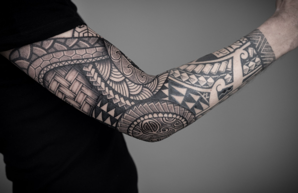 Tato Ornamen Etnik dengan Detail Dotwork